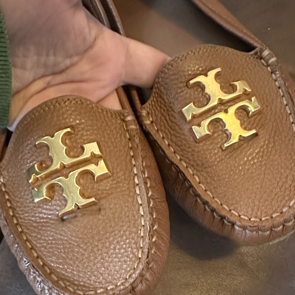 Tory Burch everly tan Leather Loafers with Gold Logo - Picture 2 of 15